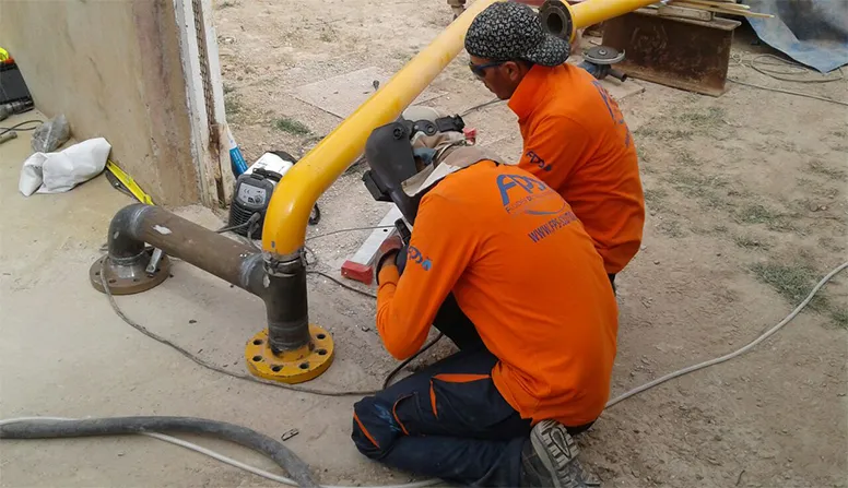 Technicien FPS Maroc inspectant un réseau de tuyauterie sur site industriel